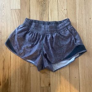 Lululemon 2.5” Hotty hot shorts